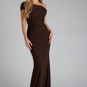 Windsor Ashlynn Off-Shoulder Mermaid Formal Dress in S in Brown